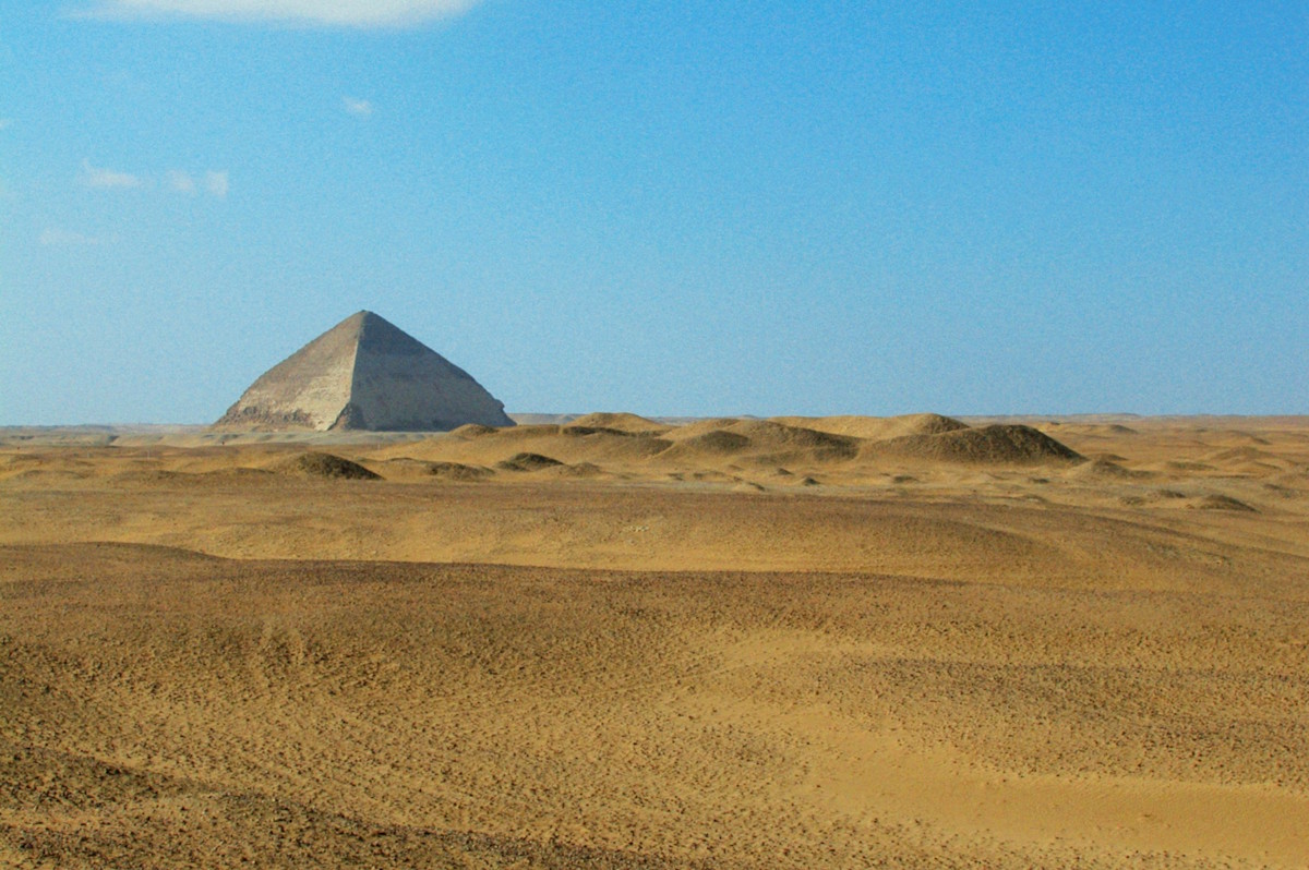 Les secrets des pyramides de Dahshour : entre la pyramide rouge et la pyramide rhomboïdale